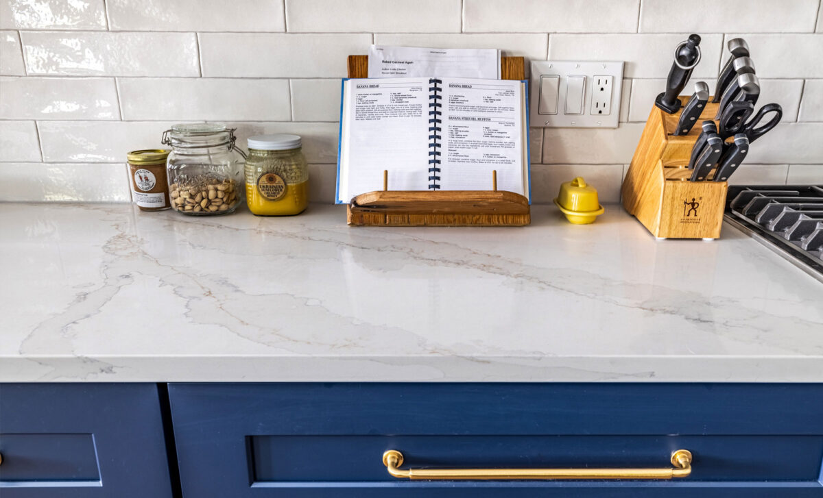 White Aurora Bookmatched 126x63 Quartz Slab 3