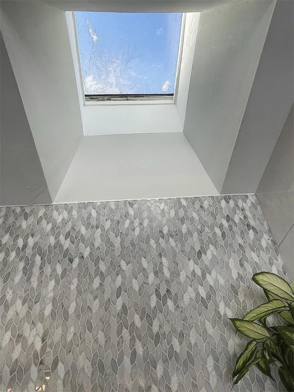 Leaf Carrara 0.4X1.8 Polished, Etched Bianco Mosaic 2